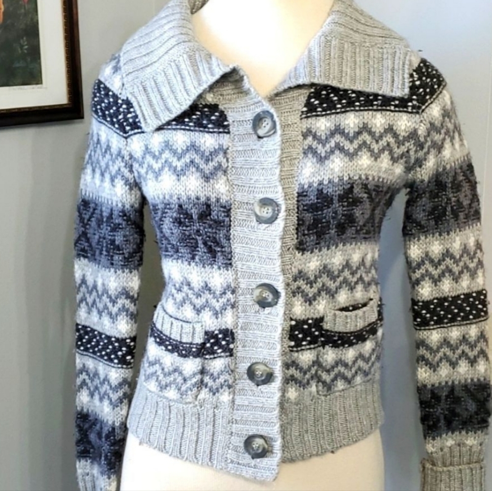 Aeropostale gray and white winter sweater. S/P. Button up with lg collar. Warm.